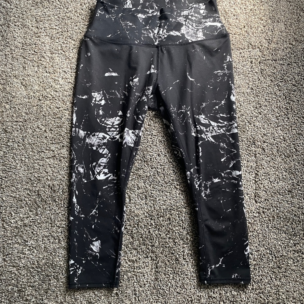🖤 ALO Yoga Black and White Patterned Leggings 🖤 - Picture 2 of 6
